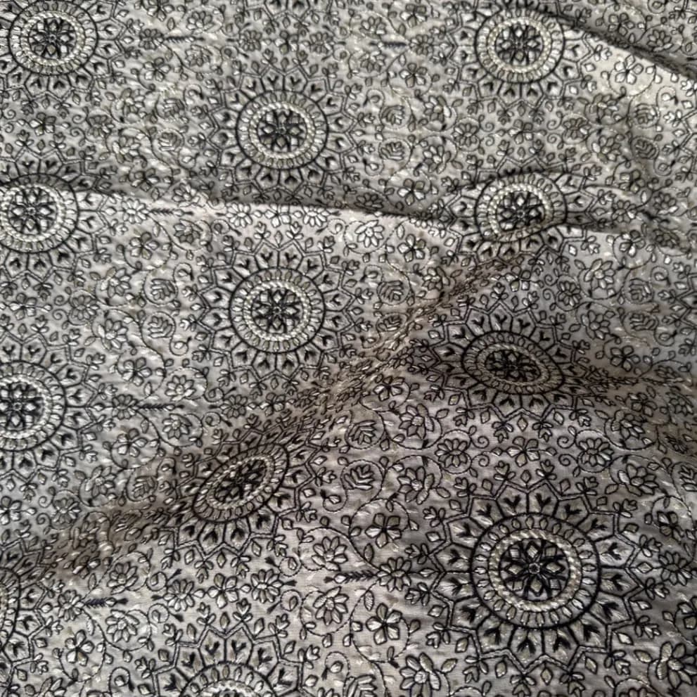 پارچه ابریشم زمینه کرم، طلایی با نخ مشکی طرح خورشید — تصویر ۲