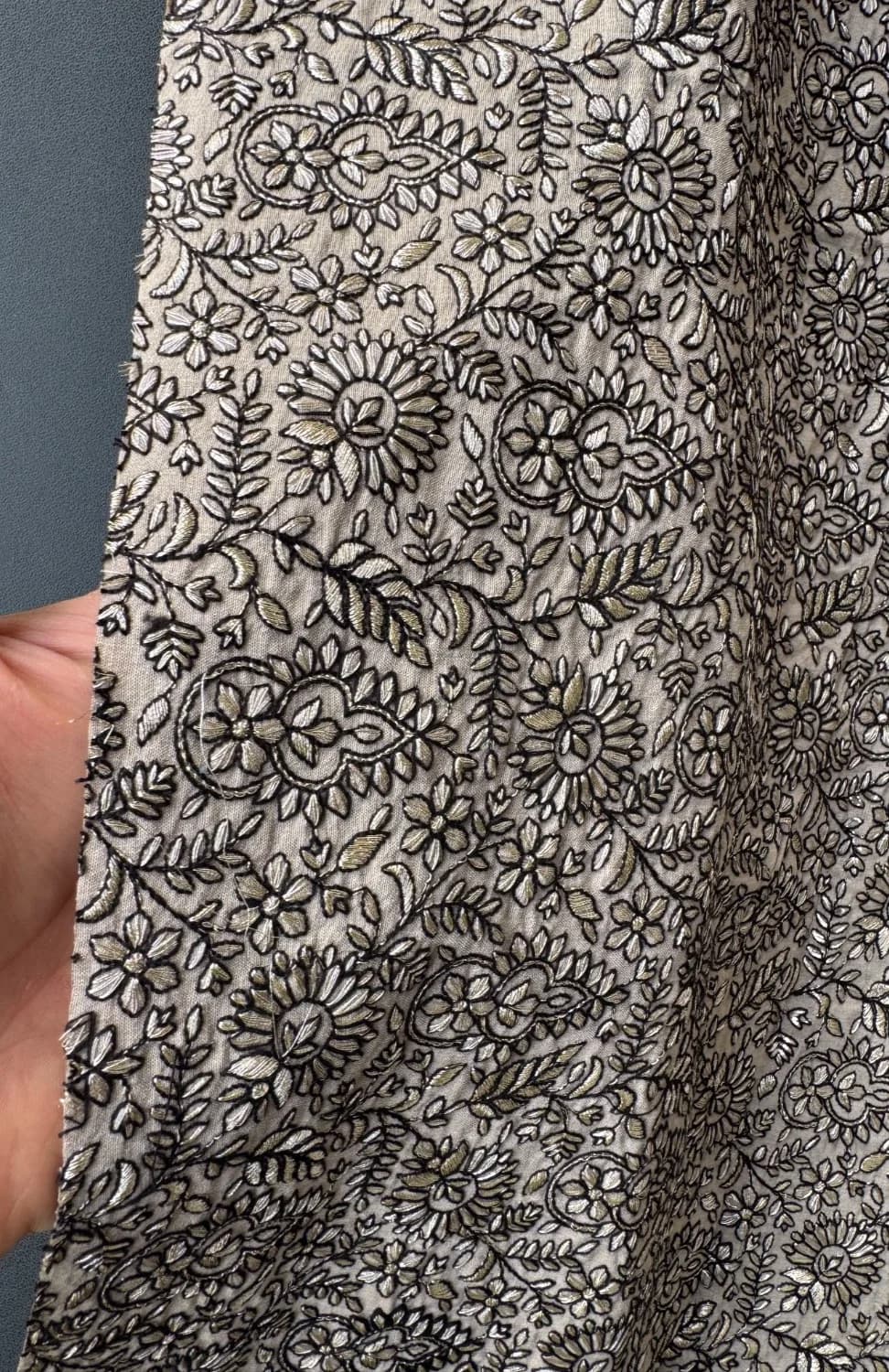 پارچه ابریشم سوزندوزی زمینه کرم تیره، طلایی با نخ مشکی — تصویر ۴