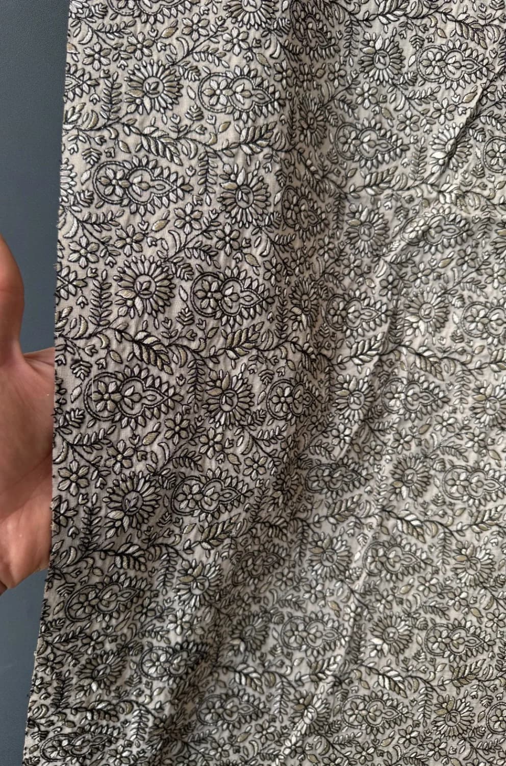 پارچه ابریشم سوزندوزی زمینه کرم تیره، طلایی با نخ مشکی — تصویر ۵