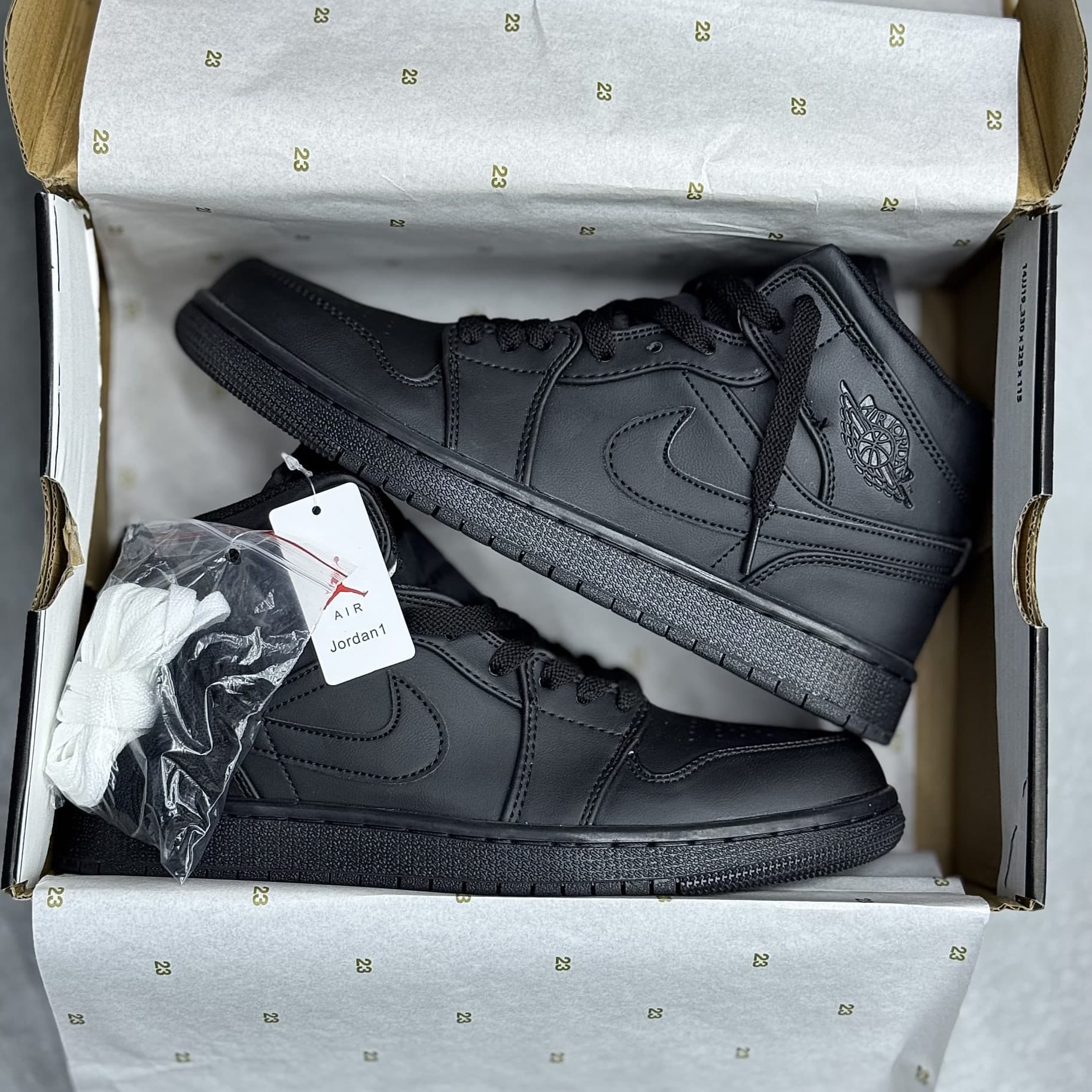 کفش نایک ایر جردن وان ساقدار تمام مشکی Nike Air Jordan 1 High Triple Black — تصویر ۳