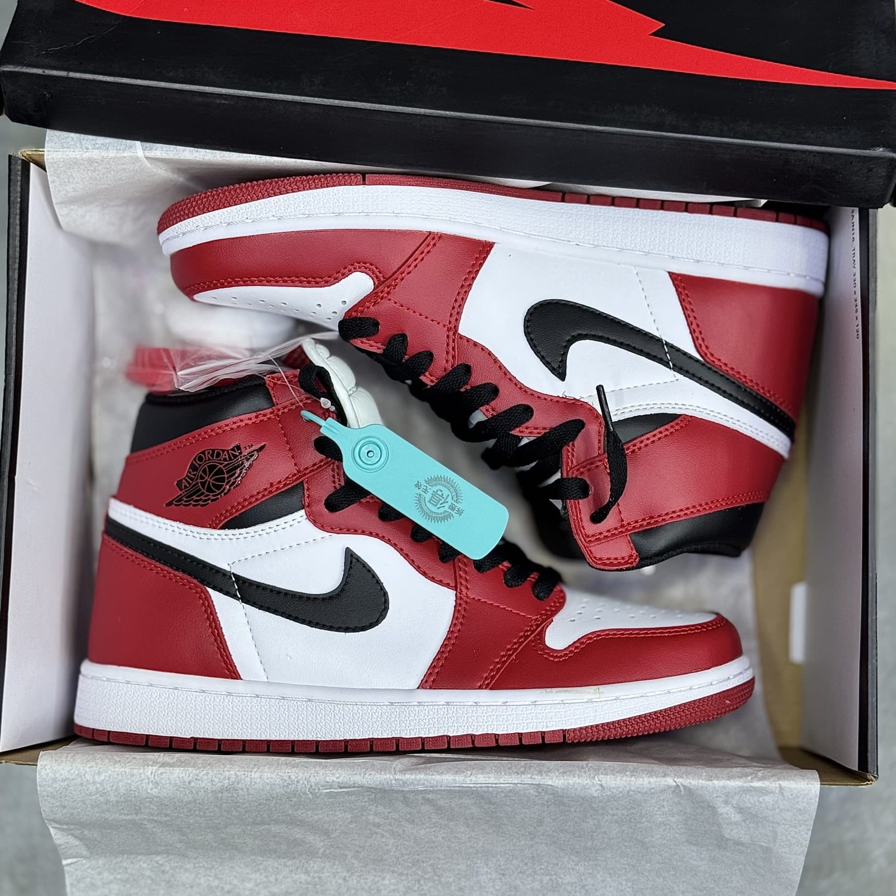 کفش نایک ایر جردن وان ساقدار سفید قرمز Nike Air Jordan 1 High White Red — تصویر ۳