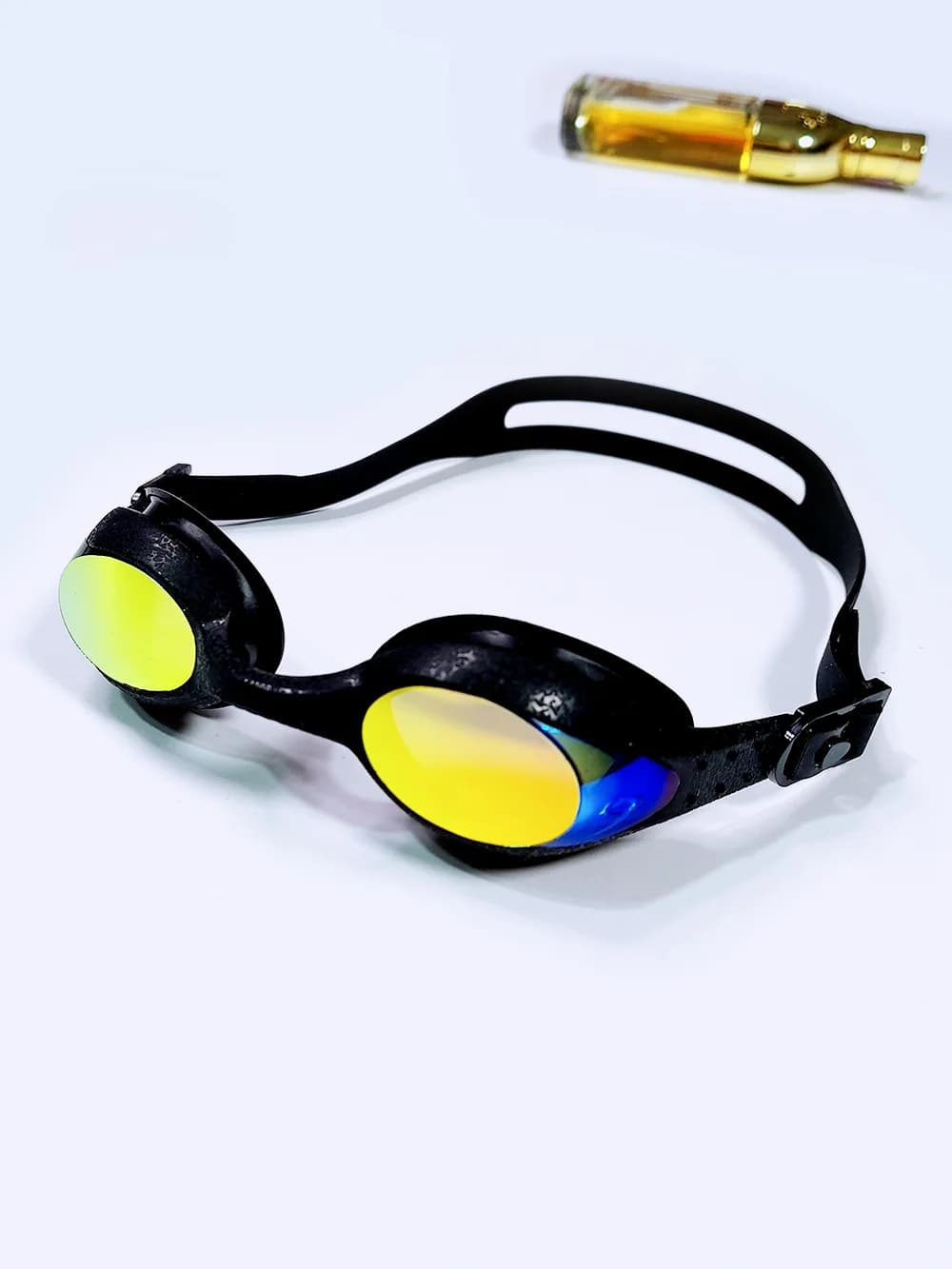 عینک استخر زنانه و مردانه جیوه ای به رنگ مشکی با شیشه طلایی اسپیدو ( Speedo )
