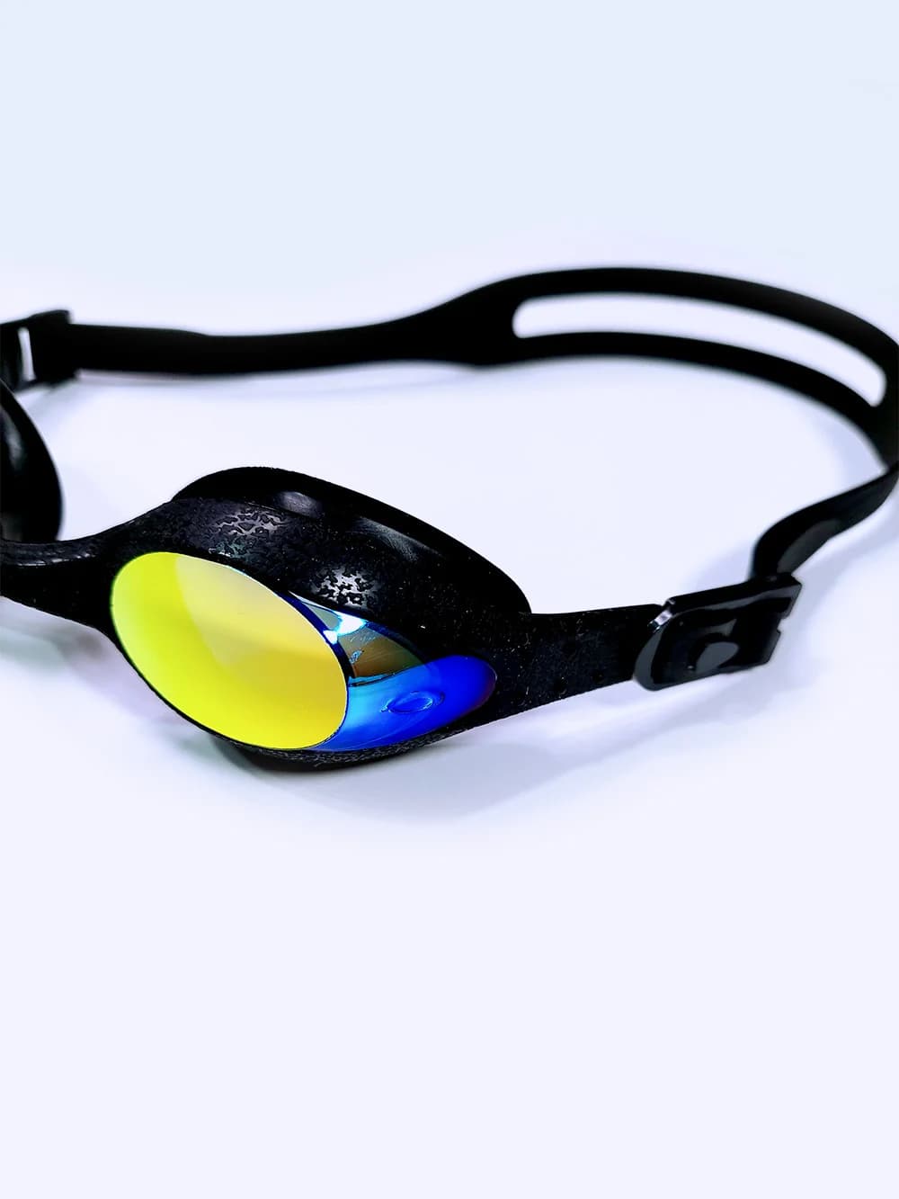 عینک استخر زنانه و مردانه جیوه ای به رنگ مشکی با شیشه طلایی اسپیدو ( Speedo ) — تصویر ۳