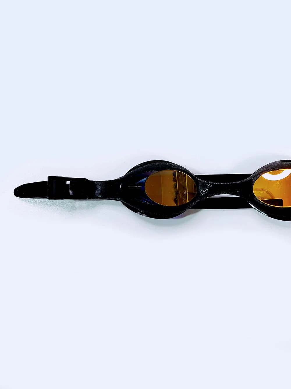 عینک استخر زنانه و مردانه جیوه ای به رنگ مشکی با شیشه طلایی اسپیدو ( Speedo ) — تصویر ۵