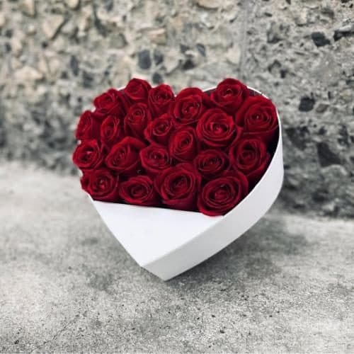 گل‌های ولنتاین به همراه کارت تبریک عاشقانه 5241