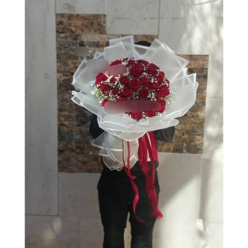 دسته گل عاشقانه با گل‌های رز قرمز 5165