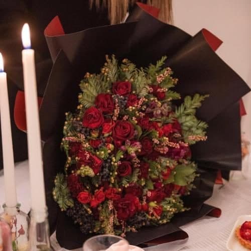 دسته گل شب یلدا برای شوهر با گل‌های رز و تخمه هندوانه و آجیل 5145