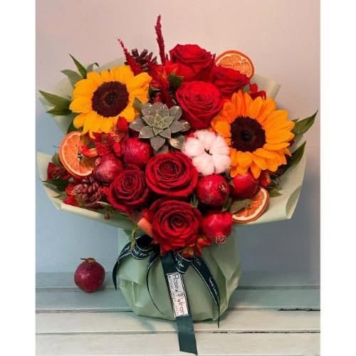 دسته گل شب یلدا برای پسر با گلهای نرگس و میوههای بهاری 5124 — تصویر ۲