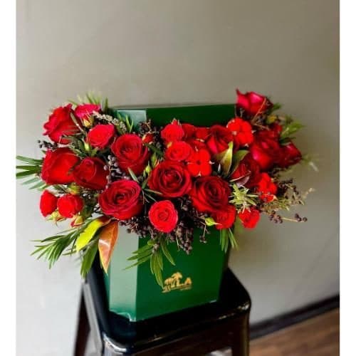 سبد گل شب یلدا برای هدیه به مادر با گلهای رز و تنقلات شب یلدا 5116