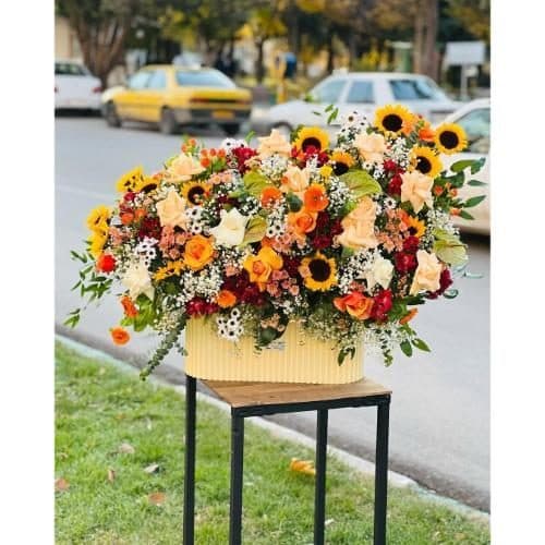 سبد گل شب یلدا برای مادر با گلهای رز مینیاتوری و گلهای بهاری 5114
