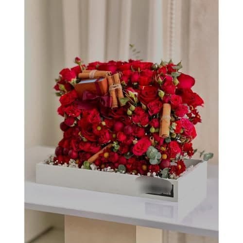 سبد گل شب یلدا برای همسر با گل‌های رز و لیسینتوس 5104 — تصویر ۲