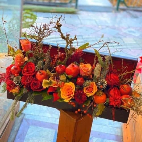 سبد گل شب یلدا برای هدیه به مادر با گلهای رز و گلهای نرگس 5100