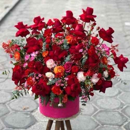 سبد گل شب یلدا با گل‌های رز و گل‌های بهاری برای دختر 5098