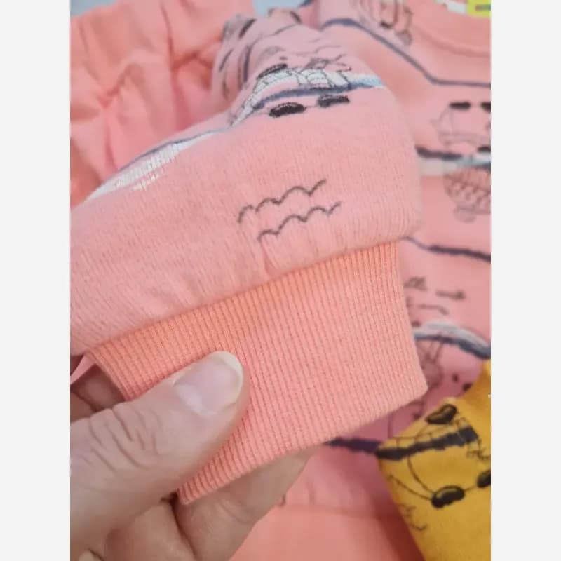 ست بلوز شلوار بچگانه طرح پنگوئن پاییزه مخمل سلانیک پنبه صورتی خردلی 1 تا 7 سال — تصویر ۵