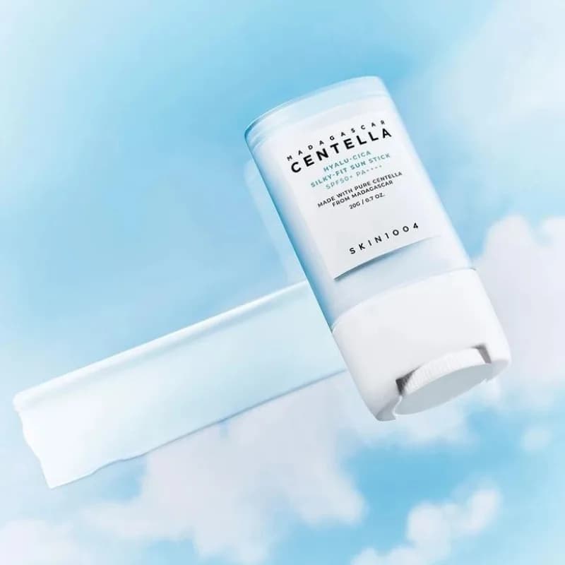 ضد آفتاب استیکی بی‌رنگ سنتلا اسکین 1004 مدل هیالو سیکا سیلکی فیت SPF50+ وزن 20 گرم — تصویر ۵