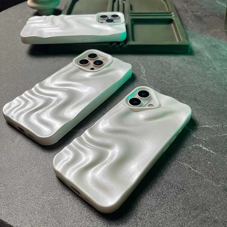 قاب دفورمه موج صدفی مدل iPhone 16 | قاب فانتزی شیک — تصویر ۲