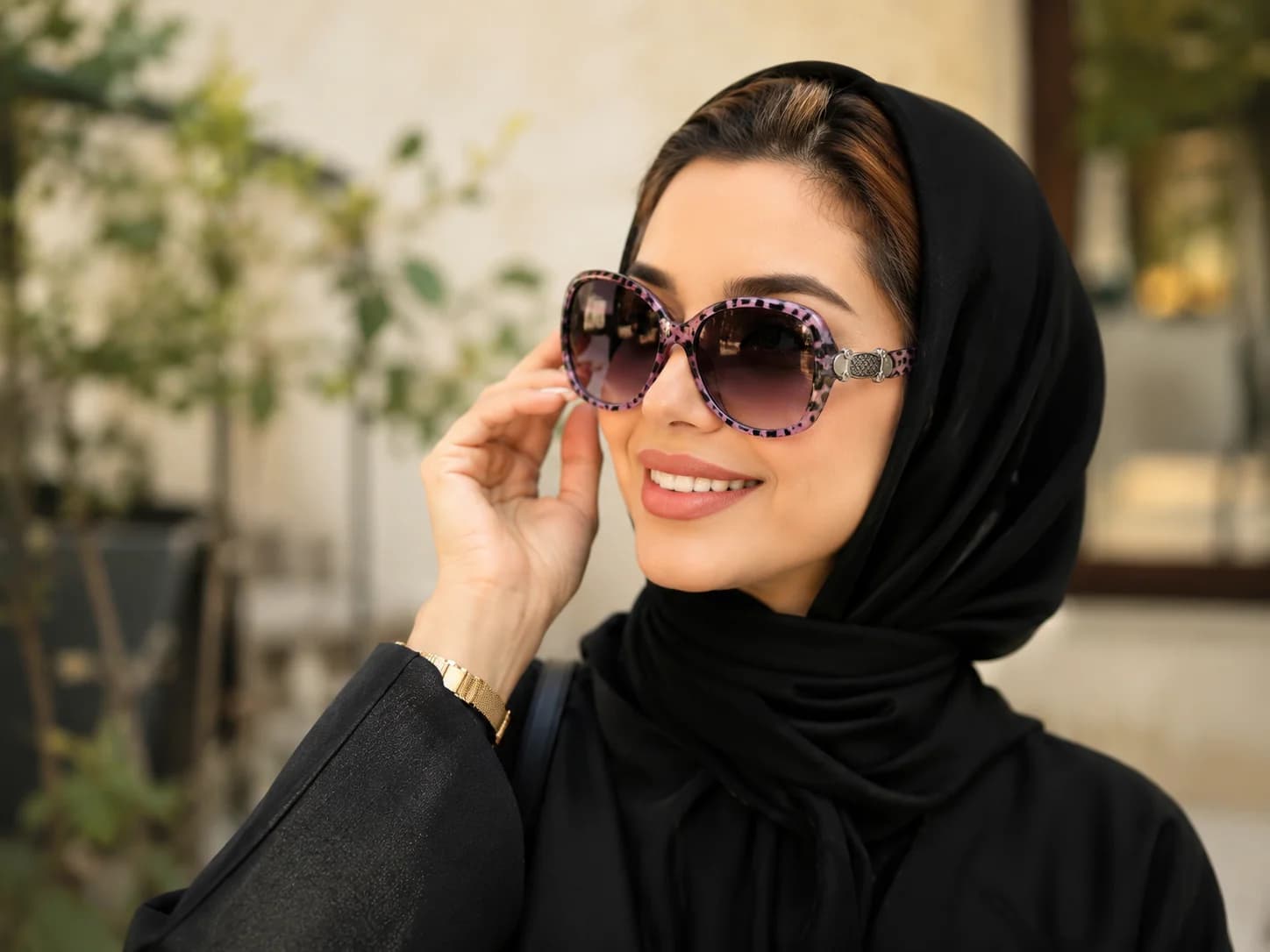 عینک آفتابی زنانه برند Gucci فریم کائوچو بنفش یووی 400 — تصویر ۱۰