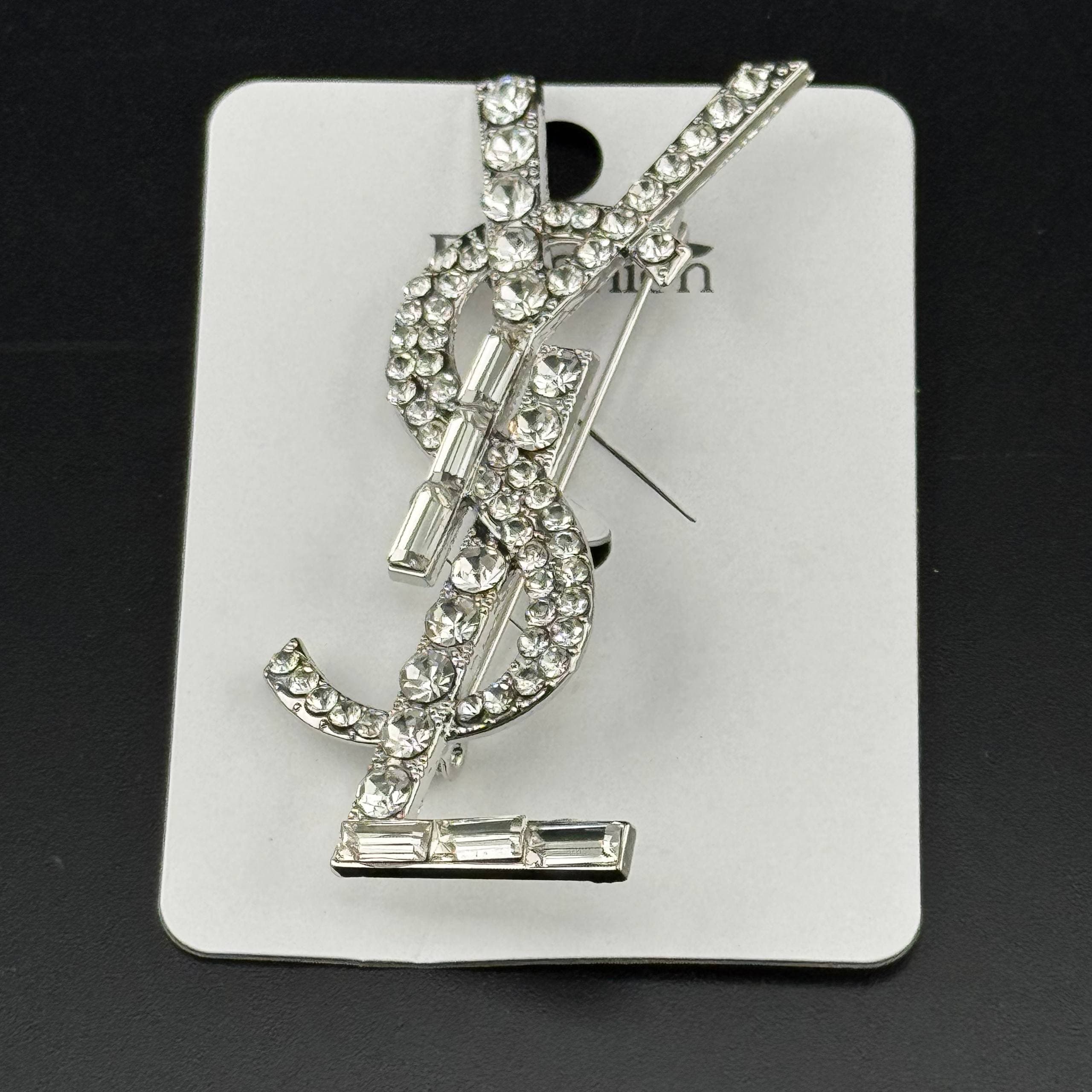 سنجاق سینه زنانه طرح لوگو YSL نگیندار