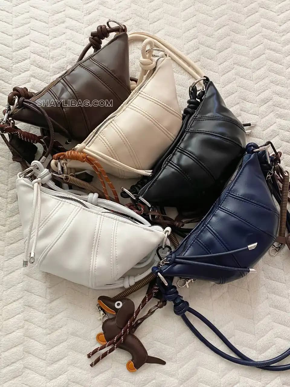 کیف دوشی زنانه مدل کروسان چرمی