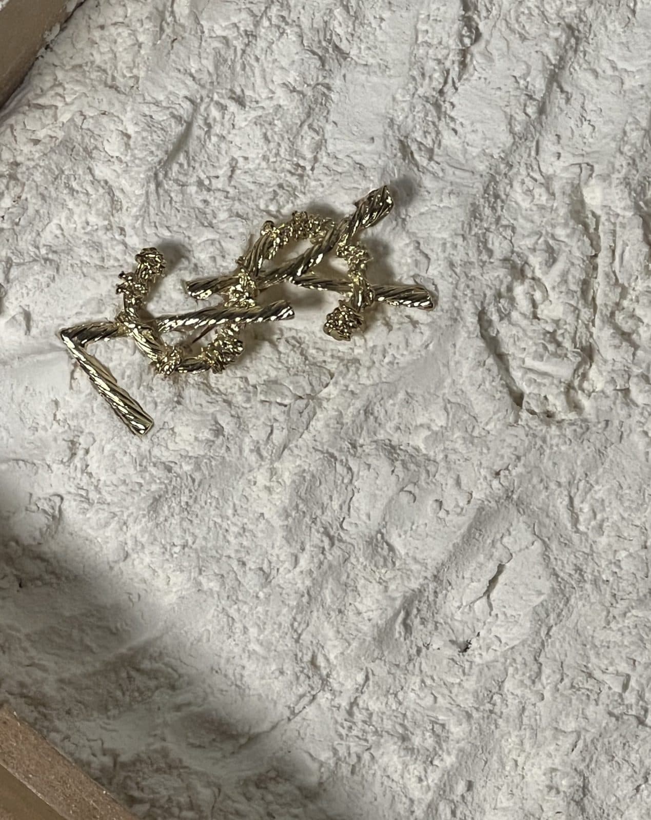 گل سینه ysl طرح دار