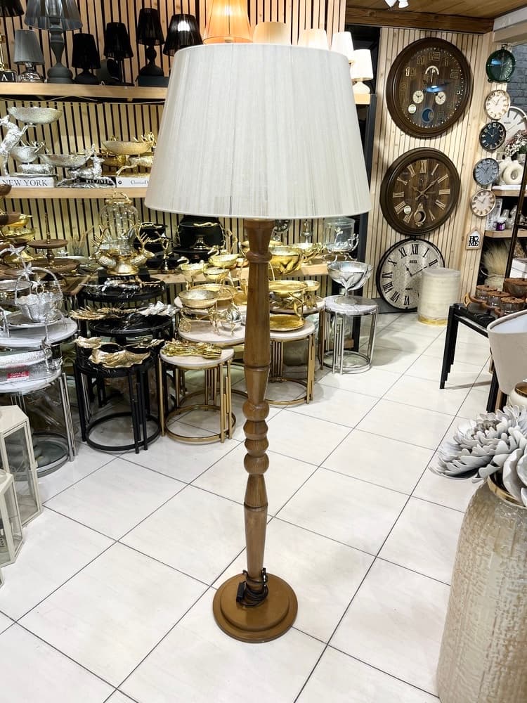 آباژور ایستاده کنار سالنی چوبی روسی کلاهک مخملی