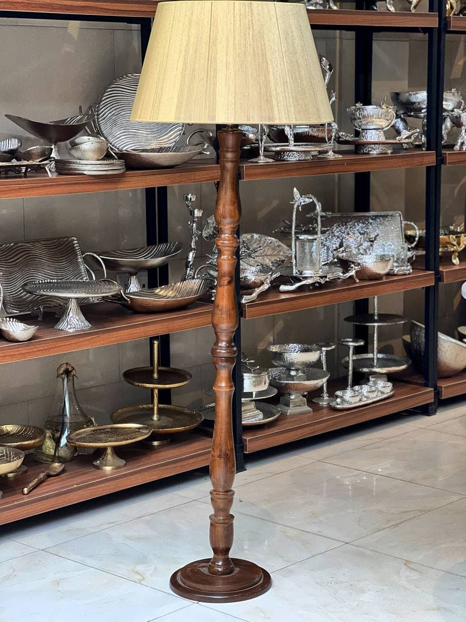 آباژور ایستاده کنار سالنی چوبی روسی کلاهک ابریشمی