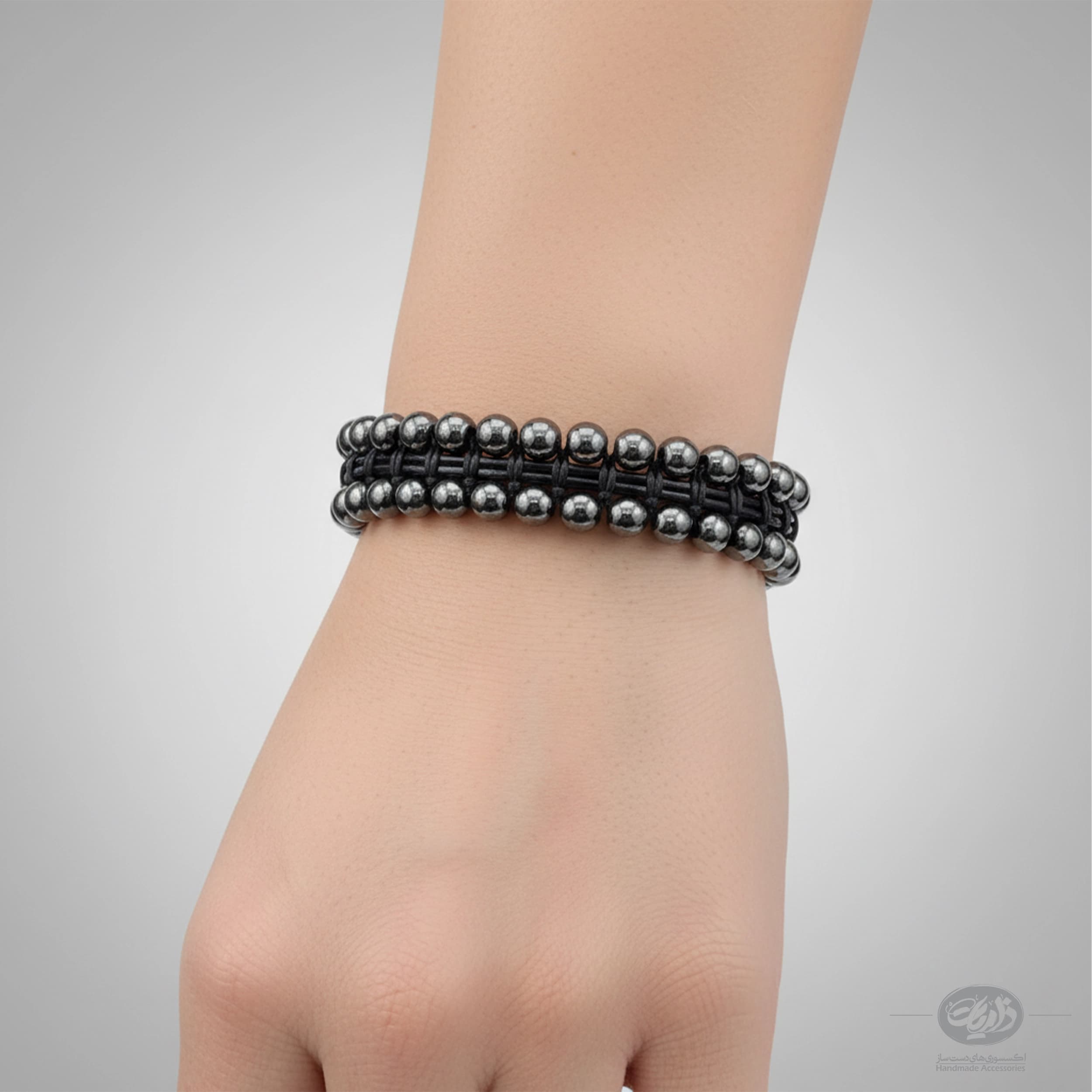 دستبند سنگ هماتیت و چرم طبیعی ذاریات مدل خاکستر (KHAKESTAR)