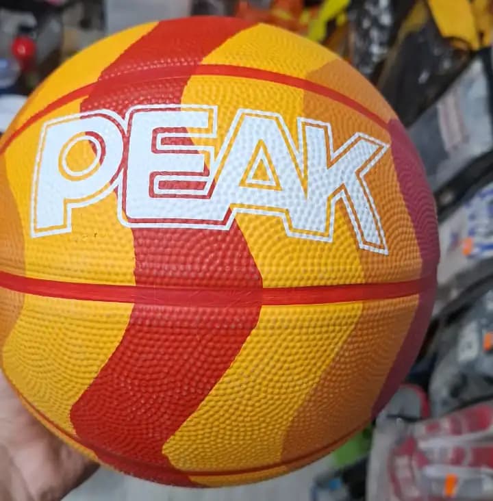 توپ بسکتبال PEAK قرمز نارنجی در دو سایز 5 و 7 — تصویر ۲