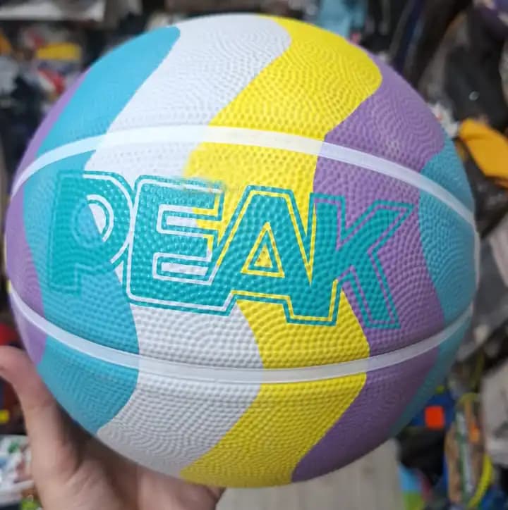 توپ بسکتبال PEAK رنگین کمانی در دو سایز 5 و 7 — تصویر ۳