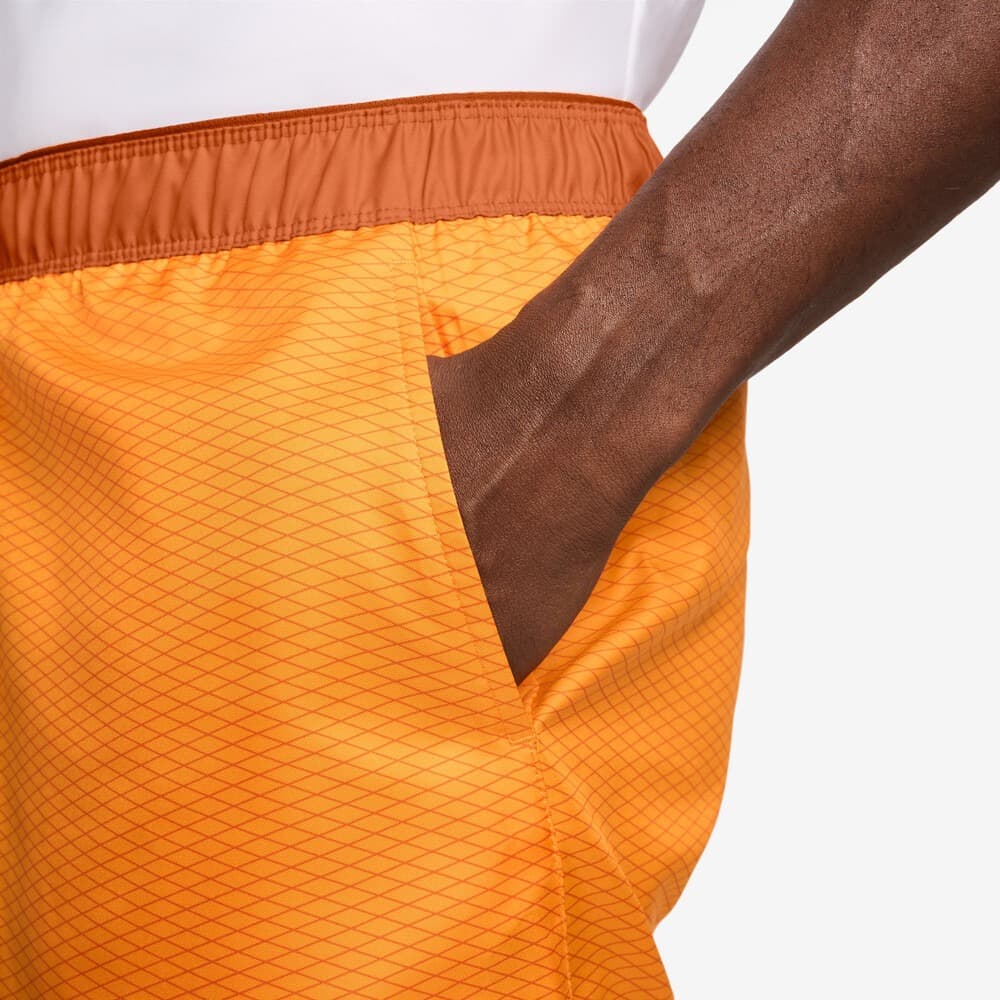 شلوارک تنیس مردانه نایک NikeCourt Dri-FIT Print Victory 7” (18 cm) – نارنجی — تصویر ۲