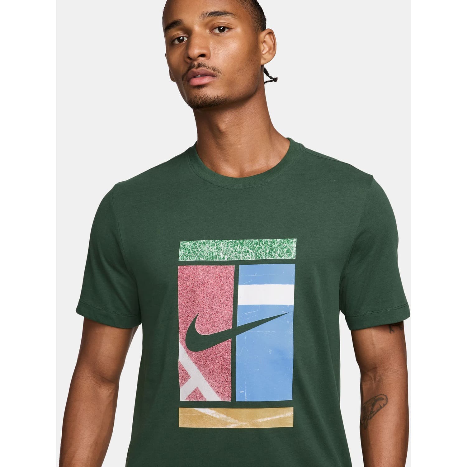 تی شرت تنیس مردانه نایک – NikeCourt Heritage Logo Dri-FIT – سبز — تصویر ۳