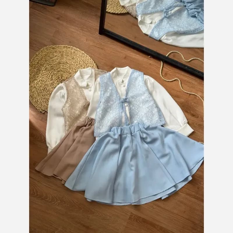 ست بلوز و دامن دخترانه با رویه سه تیکه جنس مازراتی و تور سایز 3 تا 10 سال رنگ آبی و کرم — تصویر ۳
