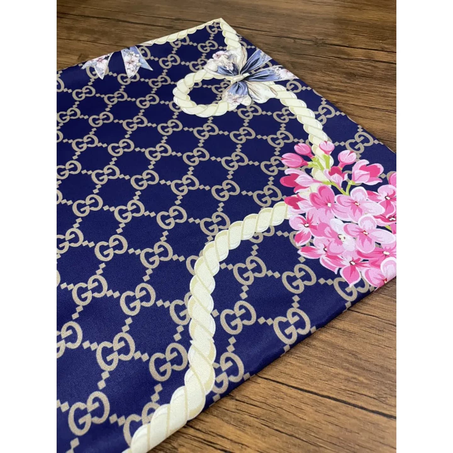 روسری ساتن ابریشم طرح گوچی قواره 140 — تصویر ۸