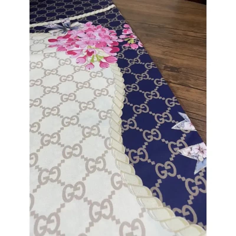 روسری ساتن ابریشم طرح گوچی قواره 140 — تصویر ۳