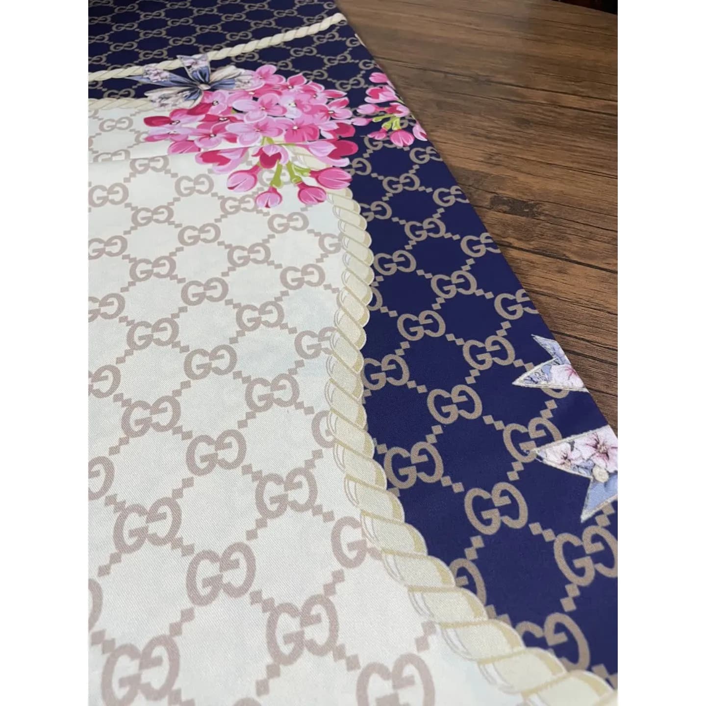 روسری ساتن ابریشم طرح گوچی قواره 140 — تصویر ۷