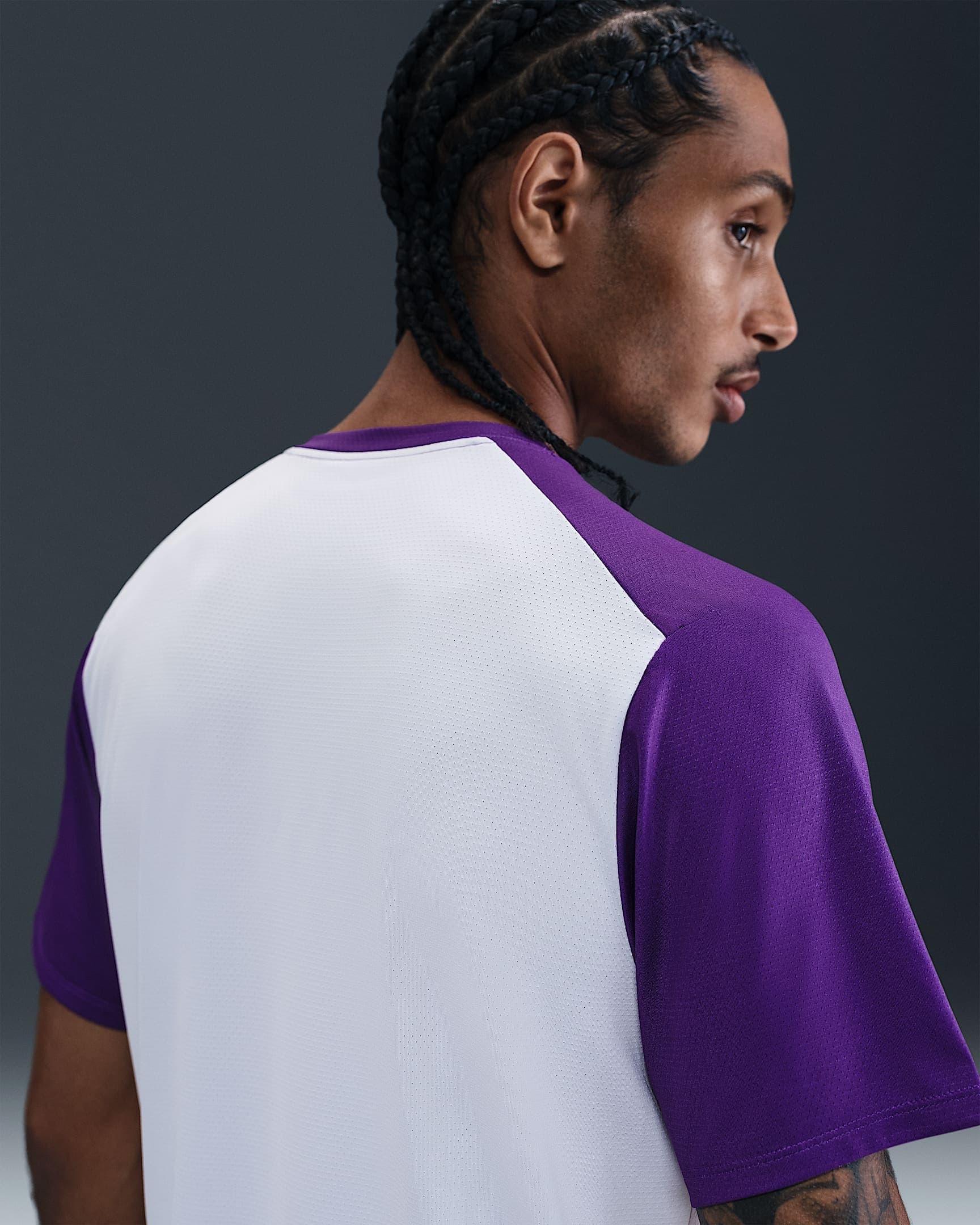 تی شرت تنیس مردانه نایک NikeCourt Advantage- سفید/بنفش — تصویر ۴
