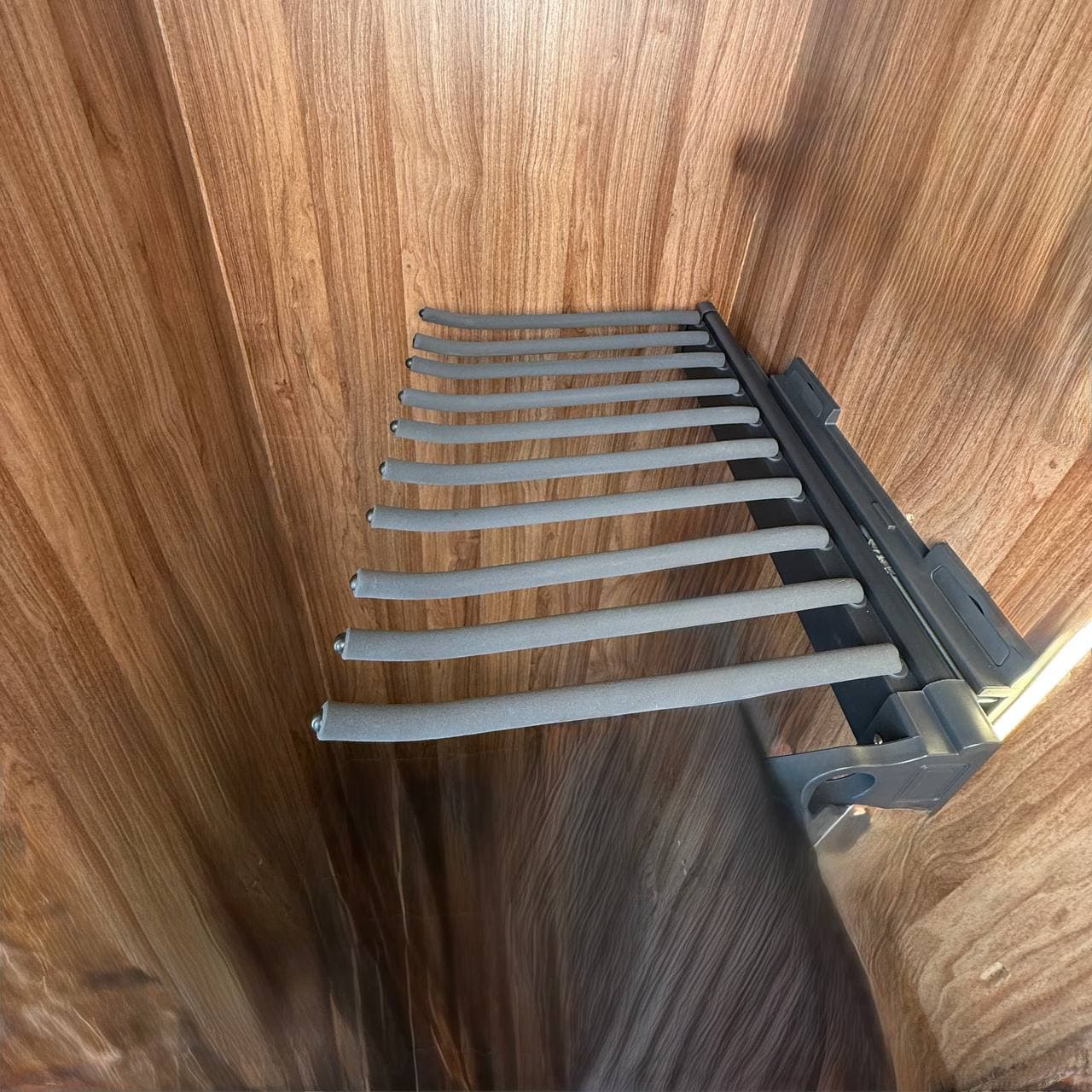 رک ریلی جای شلوار دیواری یک طرفه رنگ موکا قرمز فرنچ استایل ارتفاع 115mm، عمق 455mm، عرض350mm — تصویر ۲