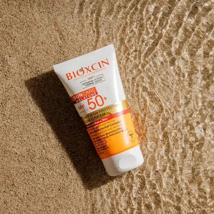 کرم ضد آفتاب و ضدلک بی رنگ بیوکسین مدل Lekeye Eğilimli Ciltler – با +SPF 50 – مناسب پوست‌های مستعد لک | حجم 150 میل — تصویر ۳
