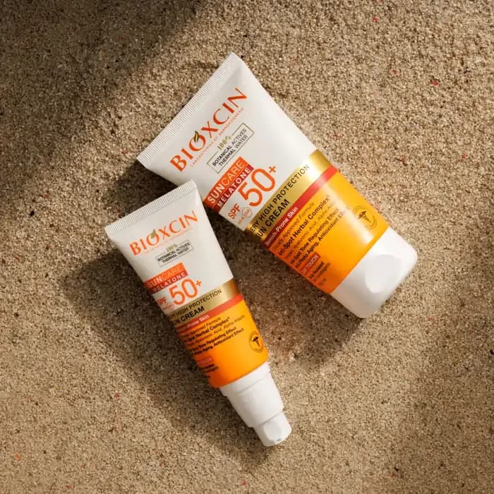 کرم ضد آفتاب و ضدلک بی رنگ بیوکسین مدل Lekeye Eğilimli Ciltler – با +SPF 50 – مناسب پوست‌های مستعد لک | حجم 150 میل — تصویر ۵