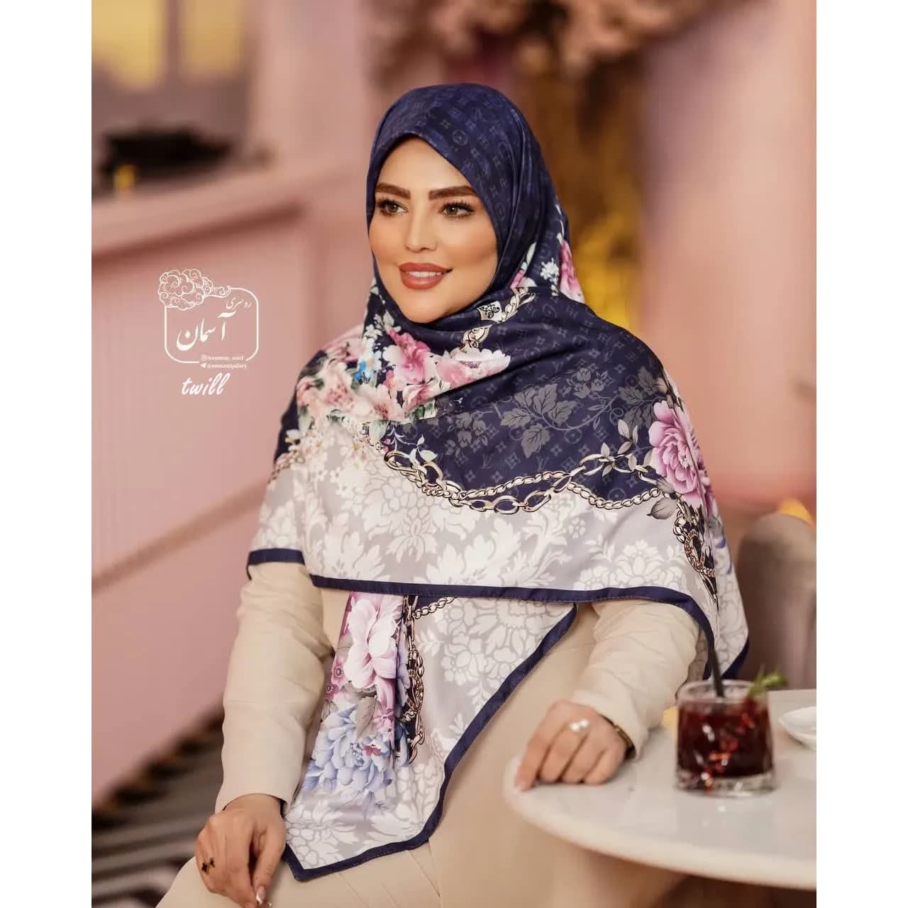 روسری مجلسی ساتن ابریشم طرح ساناز قواره 140 دور دوخت — تصویر ۲