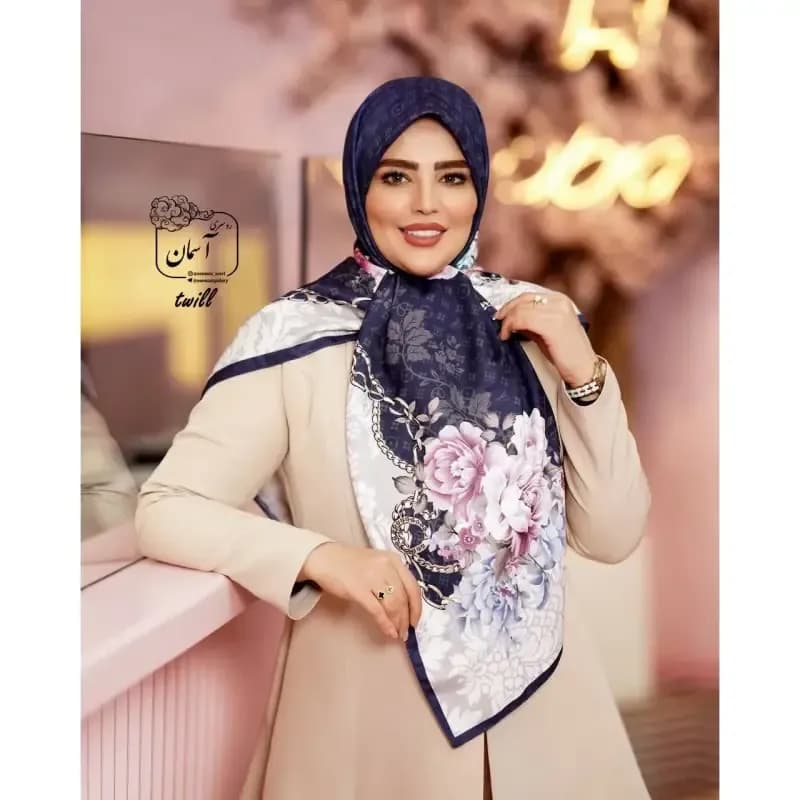 روسری مجلسی ساتن ابریشم طرح ساناز قواره 140 دور دوخت — تصویر ۷