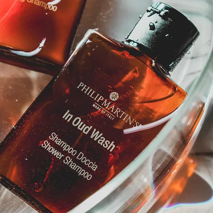 شامپو مو و بدن فیلیپ مارتینز Philip Martin’s مدل In Oud Wash – پاکسازی ملایم با رایحه چوبی عود | حجم 320 میلیلیتر — تصویر ۲