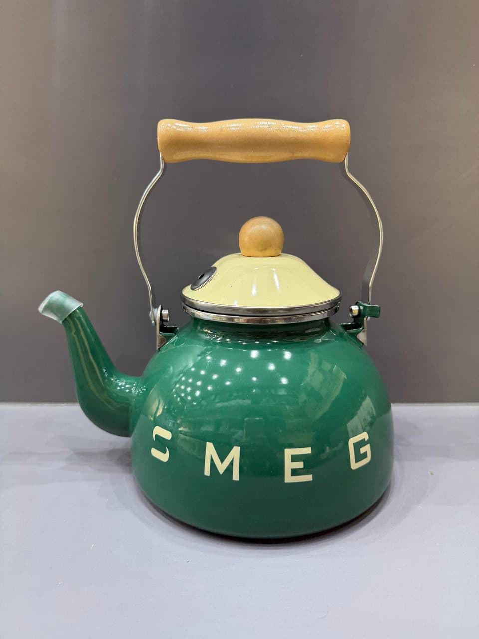کتری لعابی سوت دار ۲/۵لیتر طرح اسمگ SMEG — تصویر ۲