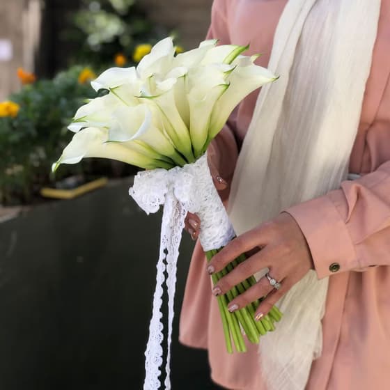 دسته گل عروس شیپوری سفید کد448