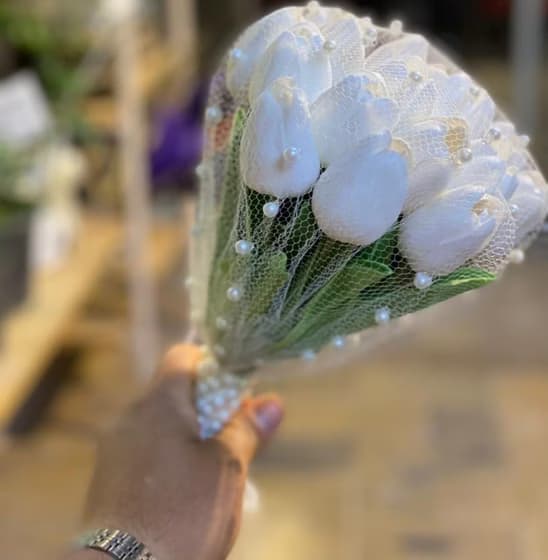 دسته گل عروس لاله با تور کد 439