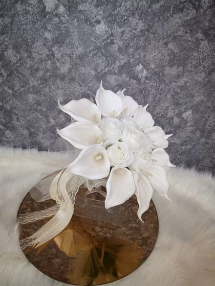 دسته گل عروس شیپوری و رز کد 436