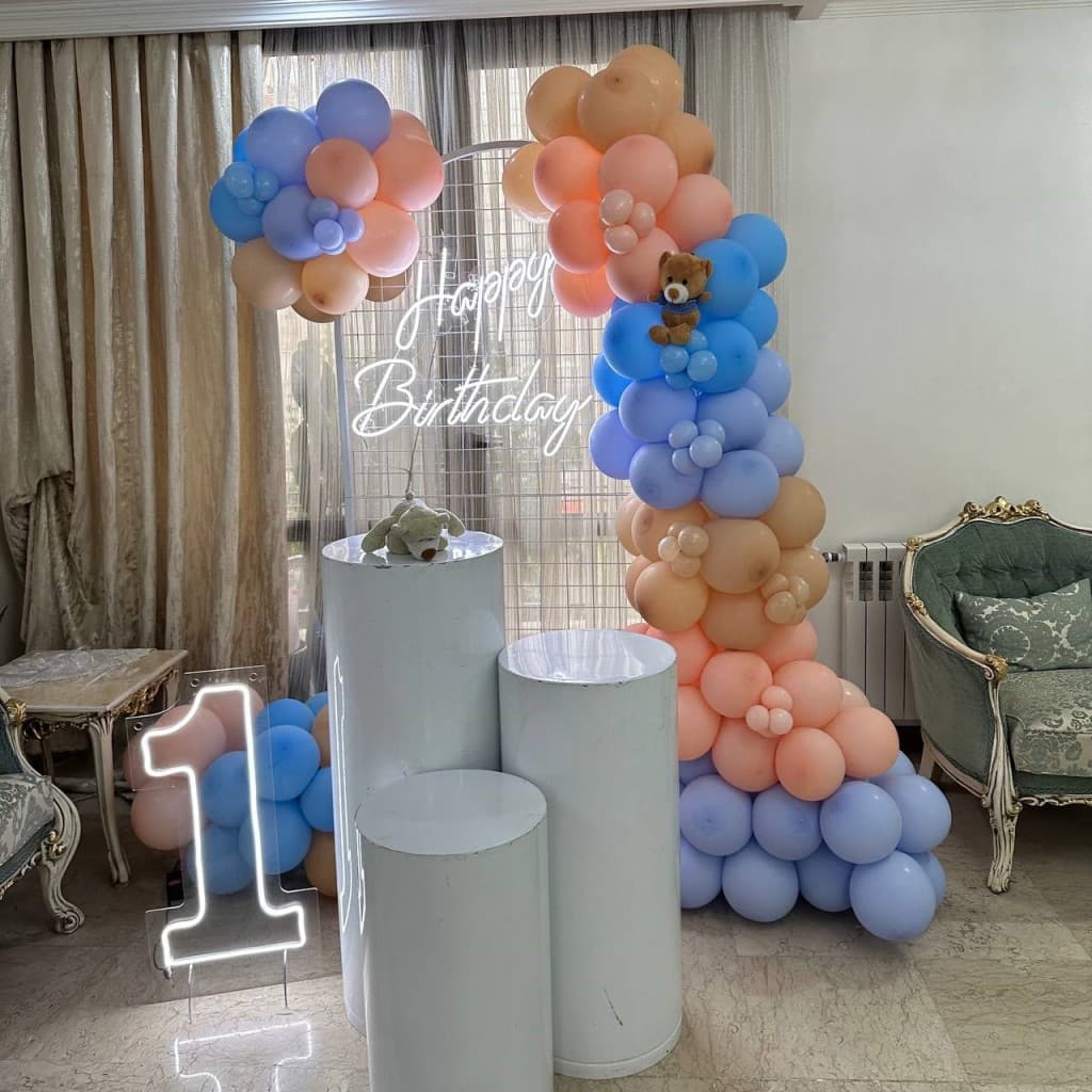 سفارش بادکنک آرایی با بکگراند هلال برای کودک