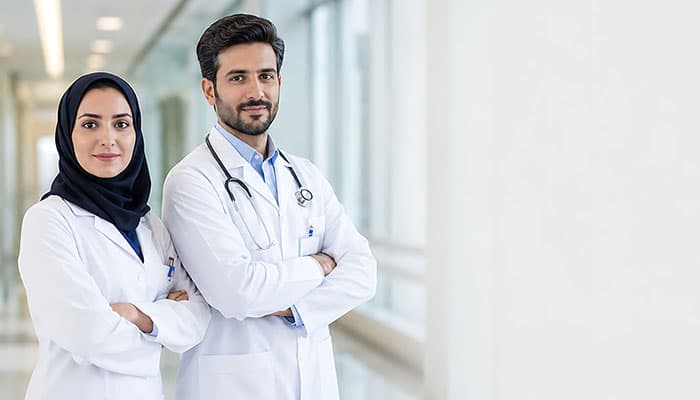 تصویر دکتر مرد و دکتر زن ایرانی در بیمارستان — تصویر ۲