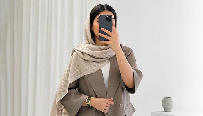 تصویر دختر جوان ایرانی و عکس گرفتن جلوی آینه — تصویر ۲