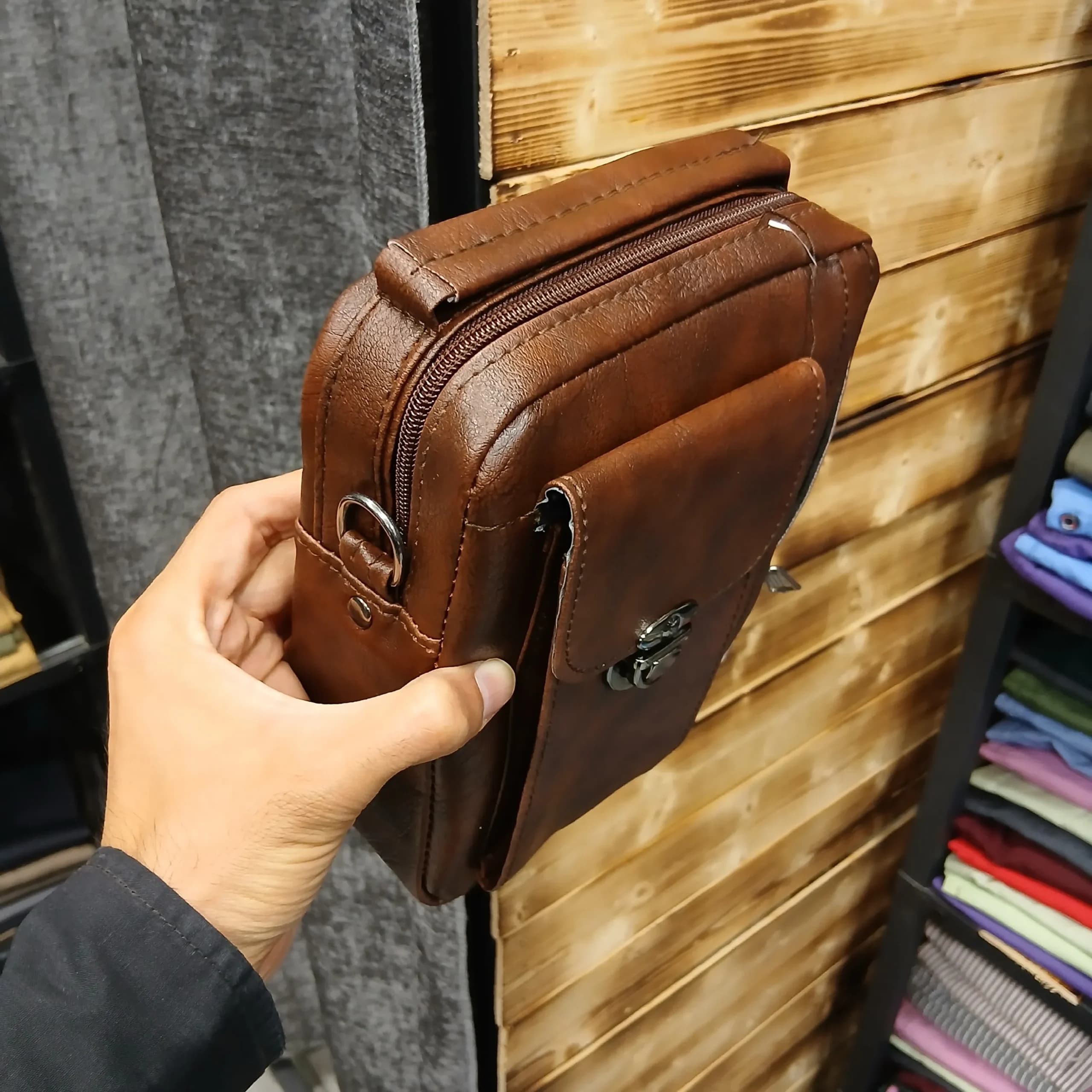 کیف دوشی اسپرت مردانه چرم مصنوعی رنگ مشکی و عسلی و قهوهای — تصویر ۱۱